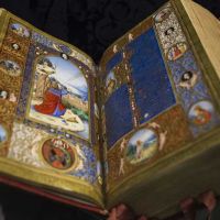 Szatmári Breviárium és a püspök festett címere (Fotó: Nagy Attila Károly – Forrás: Index ; Kiállítási kalauz (Budapest. 2018)