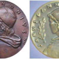 Borsos Miklós bronz és eozinmázas Janus Pannonius érme (Forrás: Pécsi Dénár)