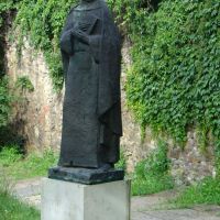 Borsos Miklós Janus Pannonius szobra Pécsett (Forrás: Köztérkép)