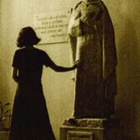 Borsos Miklós Janus Pannonius szobrának gipszpéldánya a Janus Pannonius Gimnáziumban