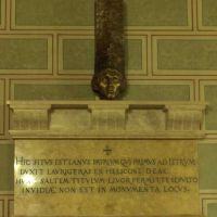 III. János (Janus Pannonius) síremléke a pécsi Székesegyház altemplomában – Rétfalvi Sándor alkotása (Forrás Köztérkép)