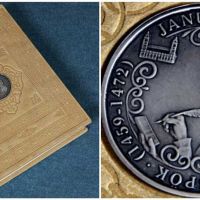 A 2008-as Janus Pannonius fakszimile és a díszítő emlékérem másolata a kötet első kötéstábláján (Forrás: Schöck ArtPrint Kft.)