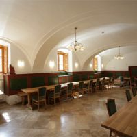 A háromszintes épület földszintjén található az 50 fős ebédlő.