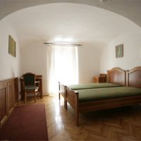 Az első és második szinten pedig 17 szobában 34 fő számára biztosít szálláslehetőséget 2*-os turistaszállás kategóriájában.