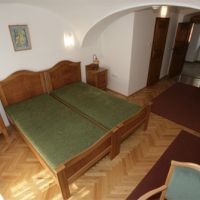 Az első és második szinten pedig 17 szobában 34 fő számára biztosít szálláslehetőséget 2*-os turistaszállás kategóriájában.